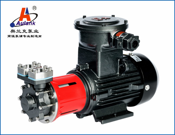 泵浦簡介：該款泵浦為磁力驅動式超高溫旋渦泵，移送循環介質為不含顆粒、纖維的液體（水、導熱油、乙二醇）等。泵浦外觀精美、振動小、噪音低、應用于循環 350℃以內高溫導熱油，循環 180℃以內熱水。2.應用領域：精密超高溫模溫機、皮革滾輪加熱設備、反應釜保溫等行業。